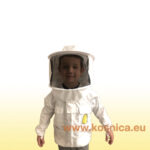 Dječja dacron Košnica pčelarska jakna s okruglim šeširom i pojačanom mrežicom, izrađena od elastičnog i otpornog dacron materijala, periva u perilici rublja i brzo sušeća.Dječije pčelarske jakne možete kupiti putem web dućana ili u dučanima u Zagrebu