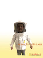 Dječja dacron Košnica pčelarska jakna s okruglim šeširom i pojačanom mrežicom, izrađena od elastičnog i otpornog dacron materijala, periva u perilici rublja i brzo sušeća.Dječije pčelarske jakne možete kupiti putem web dućana ili u dučanima u Zagrebu