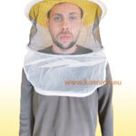 Pojačani pčelarski šešir s gumicama za stabilnost, učvršćenjem ispod ruku i žicom koja drži mrežicu na mjestu, izrađen od čvrste mrežice za savršenu vidljivost.Šešir možete kupiti u dva dučana s pčelarskom opremom u Zagrebu.