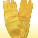 Košnica troslojne prozračne rukavice specijal s više od 90% ventilirajućeg materijala za maksimalnu udobnost i prozračnost, idealne za pčelarske aktivnosti u toplim uvjetima.Pčelarske prozračne rukavice naručite putem web dućana ili u našim poslovnicama pčelarske opreme u Zagrebu