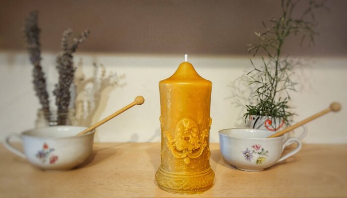 Svijeća od pčelinjeg voska Bee magic Amblem - Košnica - Slika 3