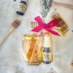 Domaći poklon paket saće Košnica (domaći saće u medu, žlica za med, svijeća Bee magic, propolis sprej)