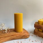 Svijeća iz kompleta (verzija 2024) od pčelinjeg voska Bee magic Satna osnova – Košnica visina 10 cm