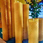 Svijeća iz kompleta od pčelinjeg voska Bee magic Satna osnova – Košnica visina 17 cm